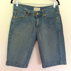Levi Strauss Signature Women’s EUC Blue Jean Shorts Classic Denim Style Size 8